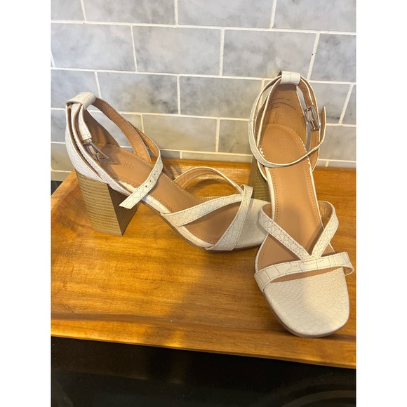 Crevo Strappy Block Heeled Sandals - Picture 2 of 7